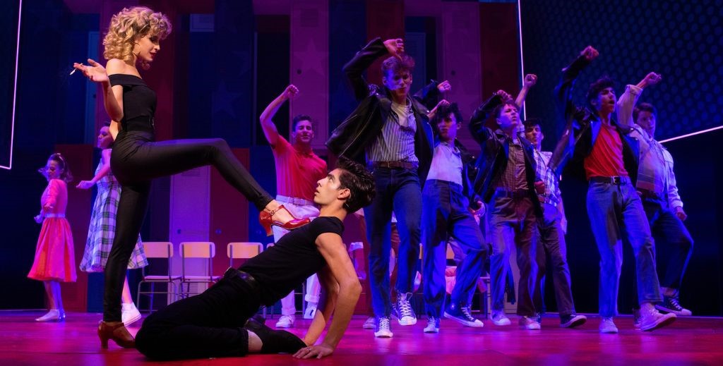 Escena de Grease, El Musical - Mamá Tiene un Plan.