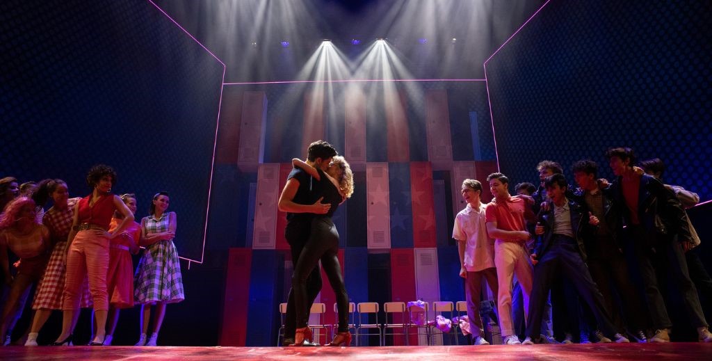 Escena de Grease, El Musical - Mamá Tiene un Plan.
