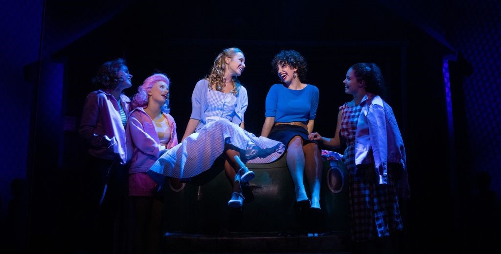 Escena de Grease, El Musical - Mamá Tiene un Plan.