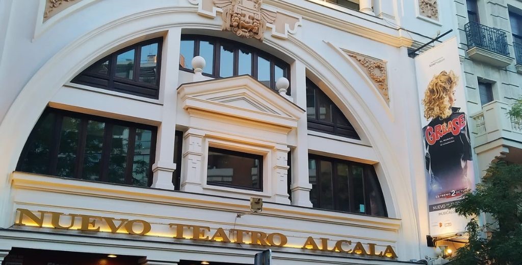 Fachada del Teatro Nuevo Alcalá, Madrid - Mamá Tiene un Plan.