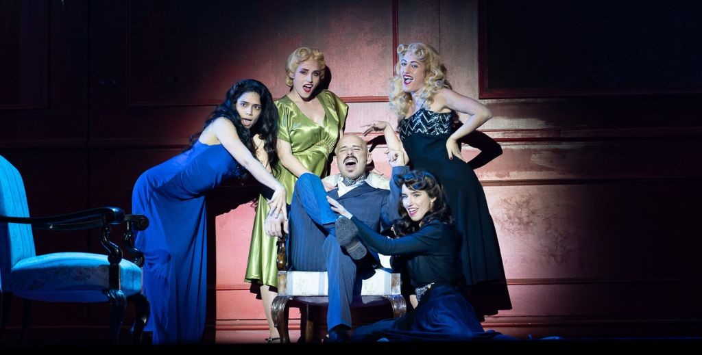 Escena de El tiempo entre costuras, el musical - Mamá Tiene un Plan.