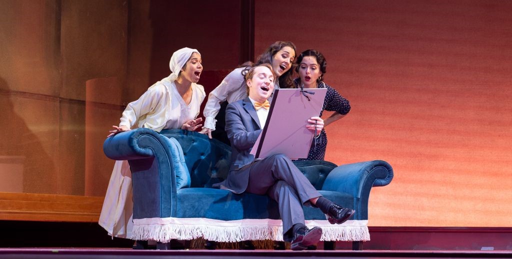 Escena de El tiempo entre costuras, el musical - Mamá Tiene un Plan.