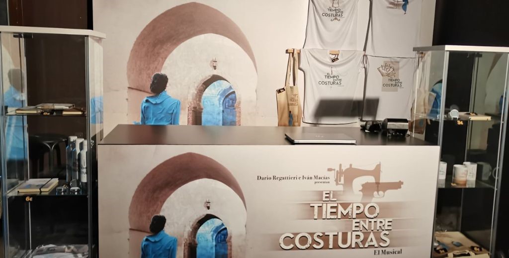 Escena de El tiempo entre costuras, el musical - Mamá Tiene un Plan.