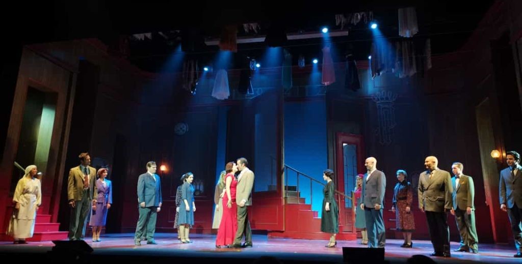 Escena de El tiempo entre costuras, el musical - Mamá Tiene un Plan.