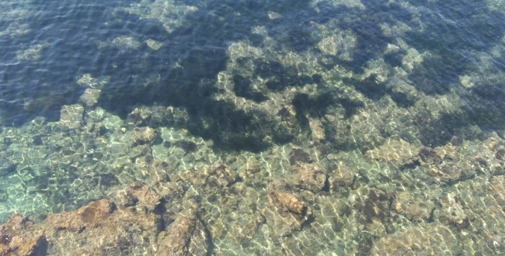 Aguas cristalinas en la isla de Tabarca - MamáTiene un Plan.