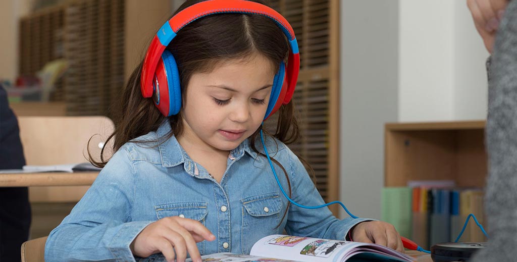 Niña estudiando con los cascos del Método Kumon | Mamá tiene un plan