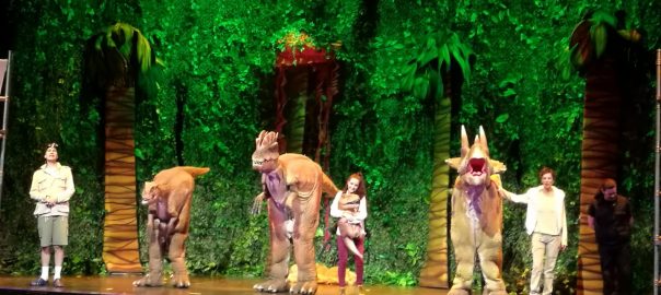 Los dinosaurios toman el Teatro Calderón en Jurásico. En busca de la isla  perdida | El Blog de Mamá tiene un Plan