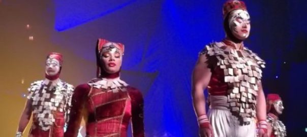Escena de Kooza, de Cirque du Soleil - Mamá Tiene un Plan.