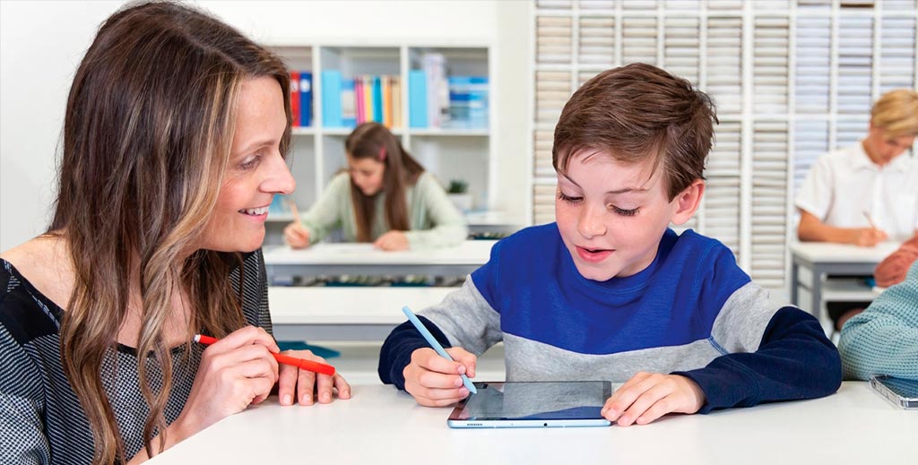 Niños estudiando con su tablet y método Kumon | Mamá tiene un plan