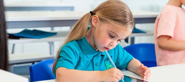 niña con su ipad aprendiendo con el Método Kumon | Mamá tiene un plan