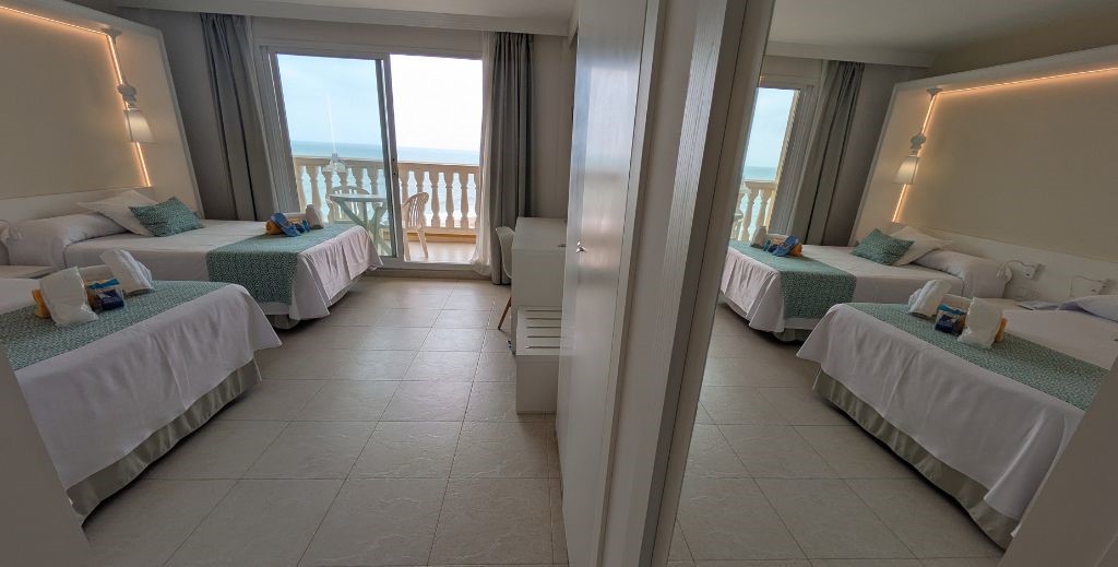 Las habitaciones familiares de Gran Hotel Peñíscola cuentan con dos camas de matrimonio y vistas al mar - Mamá Tiene un Plan.