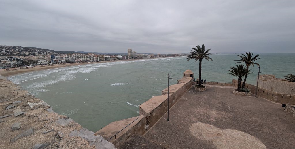 Vista de la playa de Peñíscola desde lo alto de la muralla - Mamá Tiene un Plan.