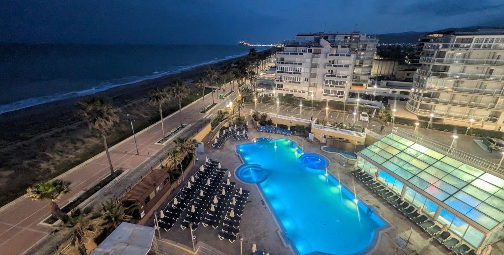 Vista nocturna desde las habitaciones de la piscina exterior y de la cubierta del Gran Hotel Peñíscola - Mamá TIene un Plan.