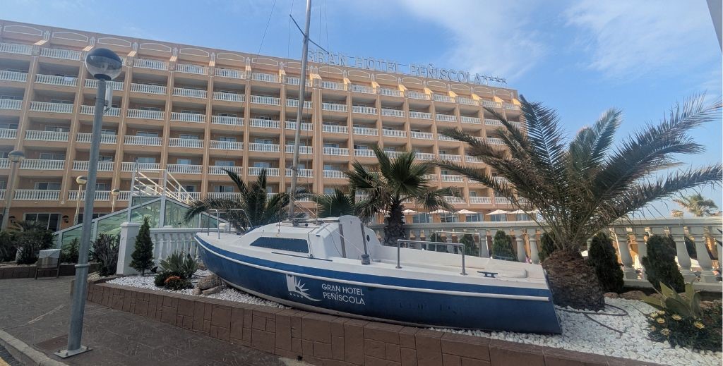 Vista de Gran Hotel Peñíscola desde la entrada - Mamá Tiene un Plan.