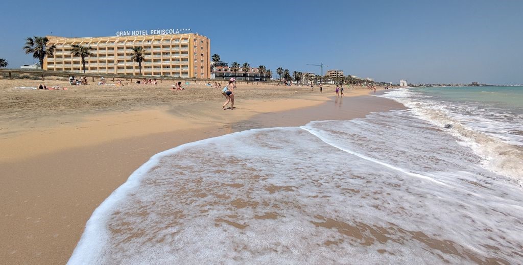 Gran Hotel Peñíscola desde la playa - Mamá Tiene un Plan.