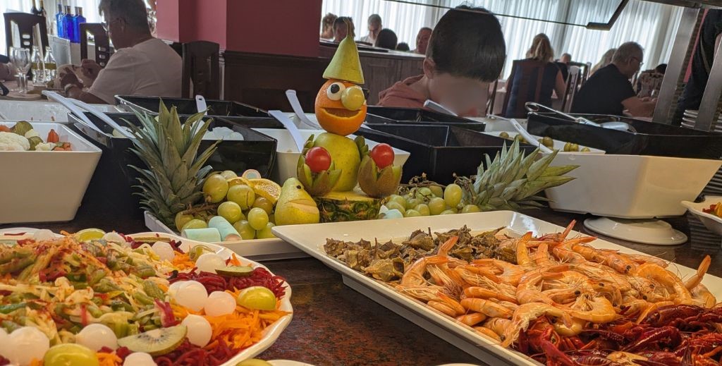 El buffet de Gran Hotel Peñíscola es variado y de gran calidad - Mamá Tiene un Plan.