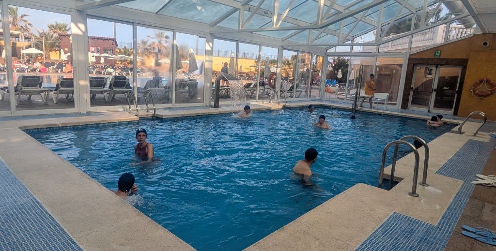 Piscina climatizada de Gran Hotel Peñíscola - Mamá Tiene un Plan.
