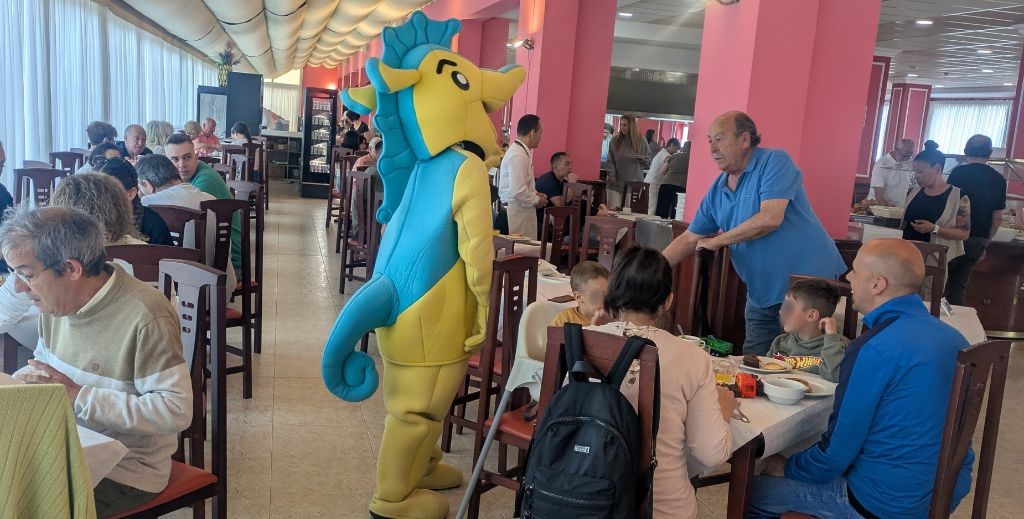 Balky pasando por las mesas con niños durante el desayuno en Gran Hotel Peñíscola - Mamá Tiene un Plan.
