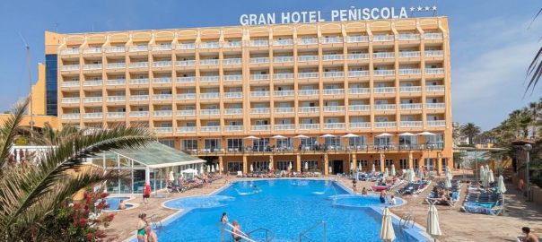 Gran Hotel Peñíscola desde su entrada principal - Mamá Tiene un Plan.