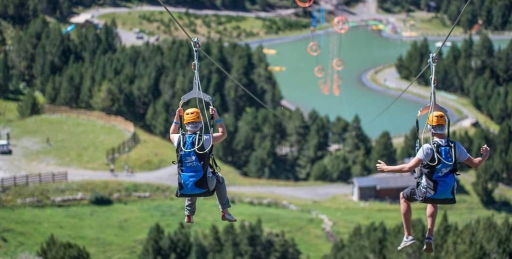 La tirolina Zip line en Mon(t) Màgic Family Park Canillo, Andorra - Mamá Tiene un Plan.