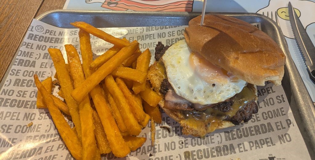 Hamburguesa Smash Trufona en Hamburguesa Nostra - Mamá Tiene un Plan.
