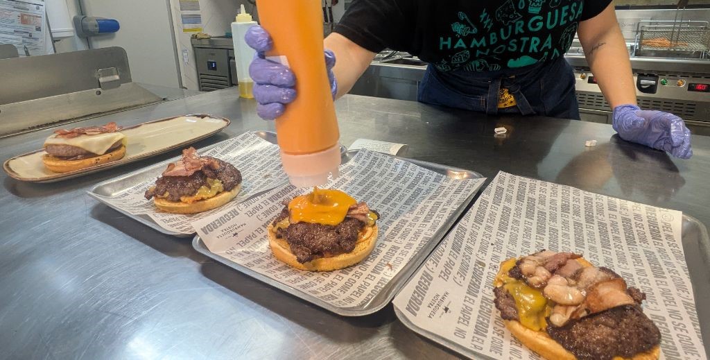 Elaboración de hamburguesas en la cocina en vivo de Hamburguesa Nostra - Mamá Tiene un Plan.
