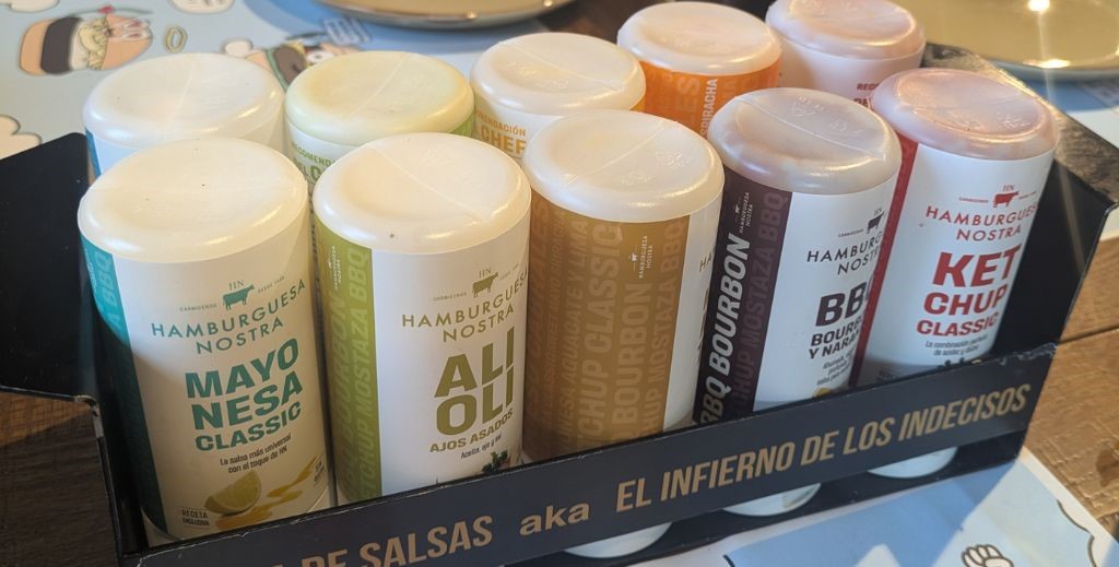 Variedad de salsas en Hamburguesa Nostra - Mamá Tiene un Plan.