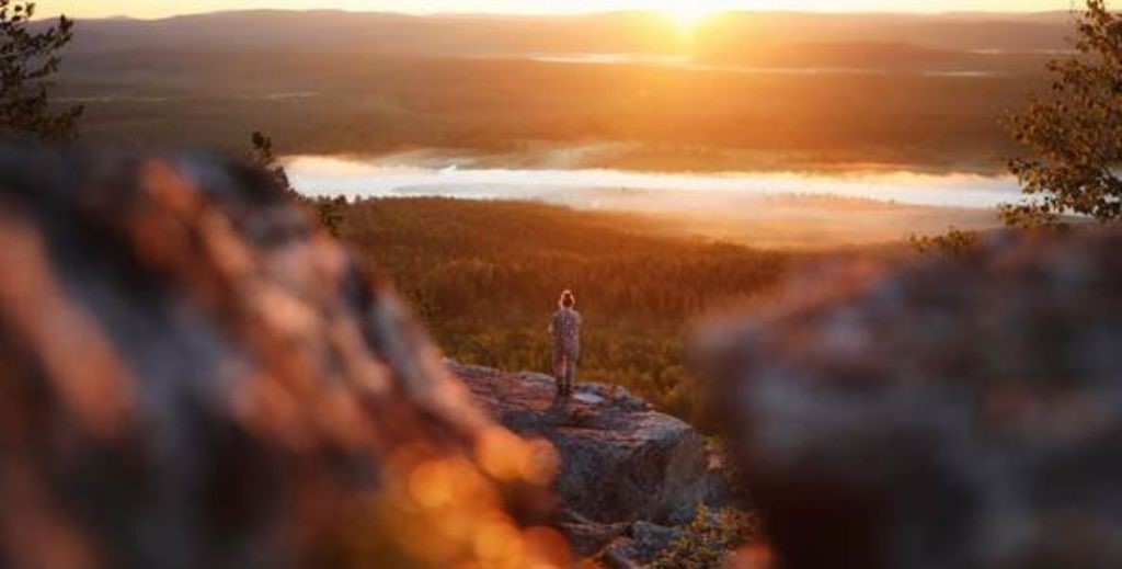 Sol de Medianoche en Laponia, Finlandia - Mamá Tiene un Plan.