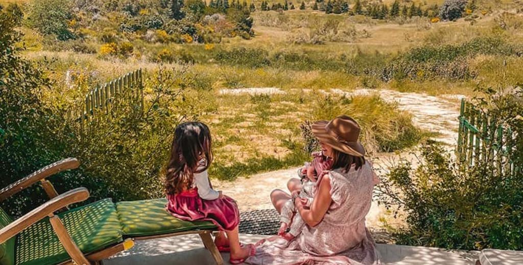 Familia contemplando las vistas desde la terraza de una de las habitaciones de Finca Aal Cachucho - Mamá Tiene un Plan.
