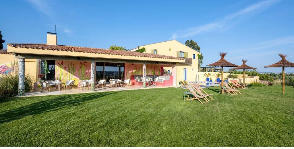 Terraza Cactus, junto a la piscina de Finca Aal Cachucho - Mamá Tiene un Plan.