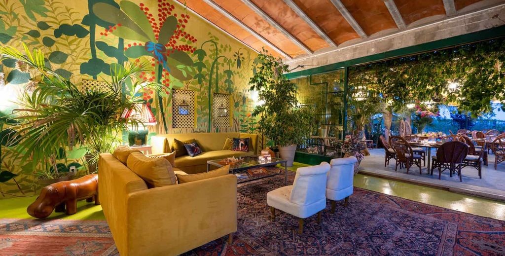 Salón y terraza La Jungla de la Finca Aal Cachucho - Mamá Tiene un Plan.