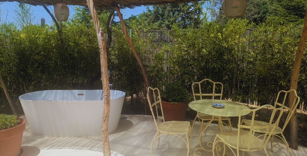Bañera exterior en la terraza privada de una de las suites del hotel boutique Finca Aal Cachucho - Mamá Tiene un Plan.