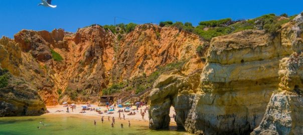 Playas bonitas con niños en el Algarve portugués, imagen de la Praia do Camilo - Mamá Tiene un Plan.