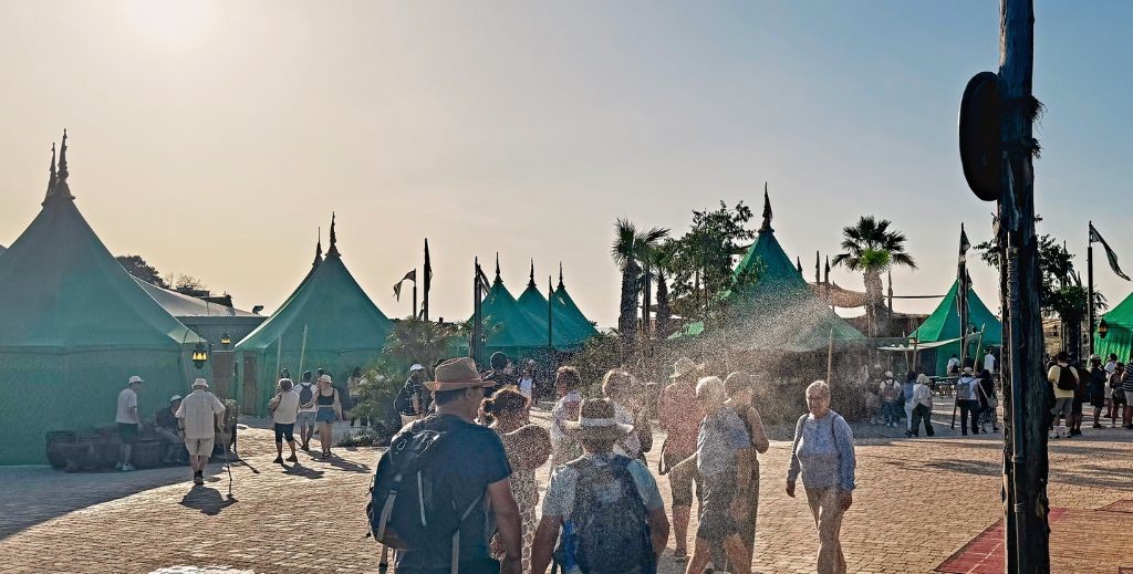 Los nebulizadores refrescan a los visitantes de Puy du Fou durante su estancia en verano - Mamá Tiene un Plan.