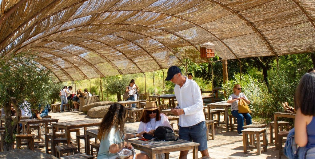 Las Pérgolas y zonas de sombra inundan todo Puy du Fou en verano - Mamá Tiene un Plan.