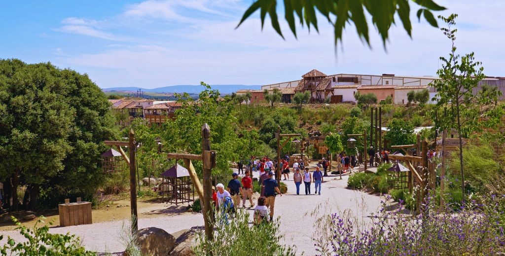 Vista general entre vegetación de Puy du Fou España - Mamá Tiene un Plan.