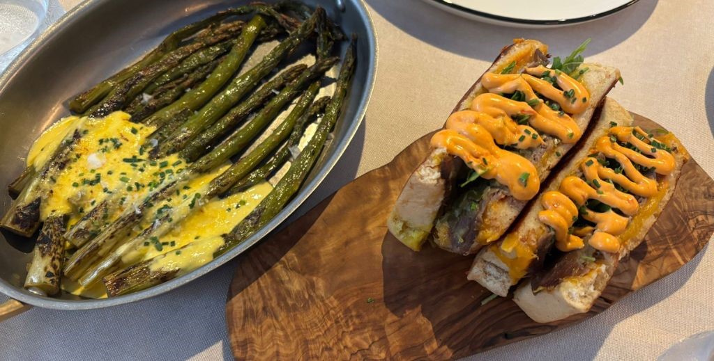 Sandwich de roast beef con mojo picón y espárragos a la brasa con holandesa, en el restaurante Tinglado, en Boadilla del Monte, Madrid - Mamá Tiene un Plan.