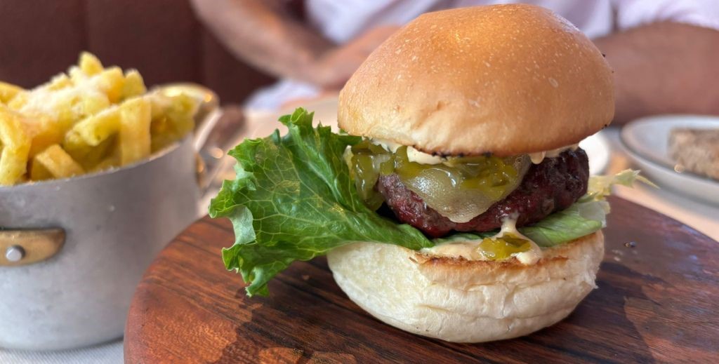 Hamburguesita de wagyu con queso Arzúa y mermelada de pepinillos, acompañada de patatas fondant, en el restaurante Tinglado, en Boadilla del Monte, Madrid - Mamá Tiene un Plan.