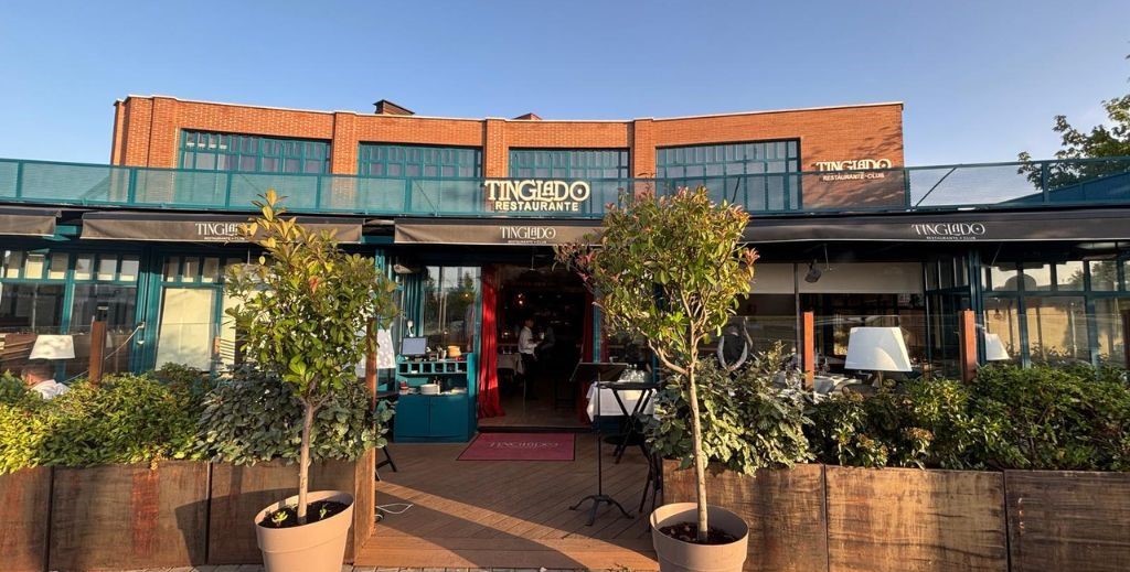 Exterior del restaurante Tinglado, en Boadilla del Monte, Madrid - Mamá Tiene un Plan.