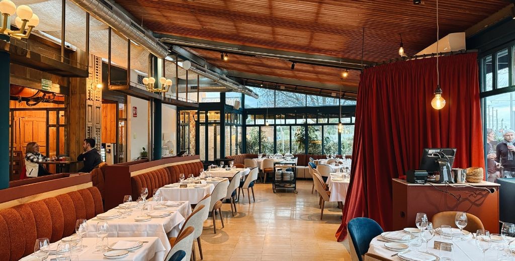 Interior del restaurante Tinglado, en Boadilla del Monte, Madrid - Mamá Tiene un Plan.