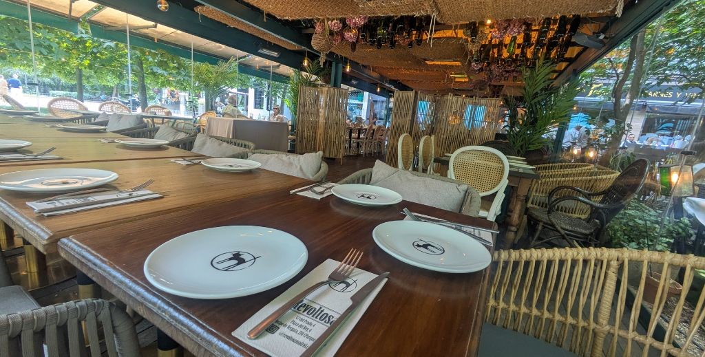 Terraza acristalada del restaurante La Revoltosa del Parque de Berlín en Madrid - Mamá Tiene un Plan.