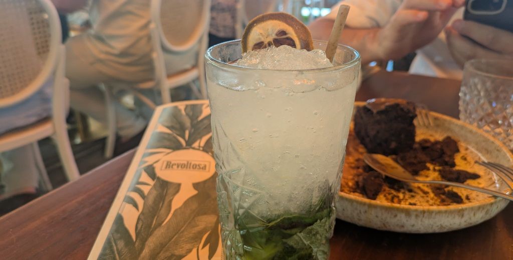 Mojito en restaurante La Revoltosa del Parque de Berlín, en Madrid - Mamá Tiene un Plan.