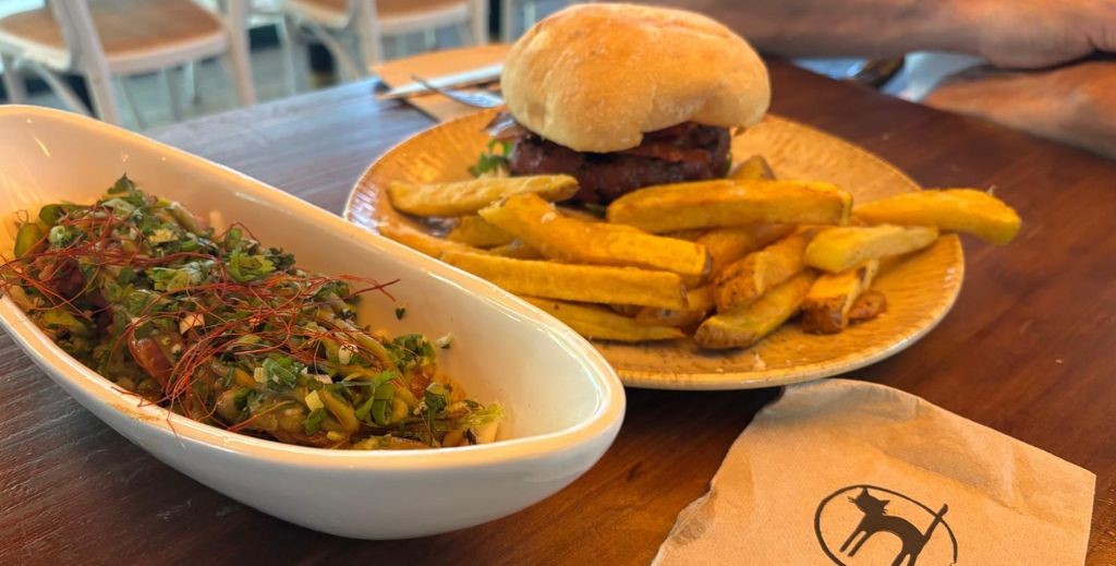 Taco de atún rojo y hamburguesa de la casa en el restaurante La Revoltosa del Parque de Berlín, en Madrid - Mamá Tiene un Plan.