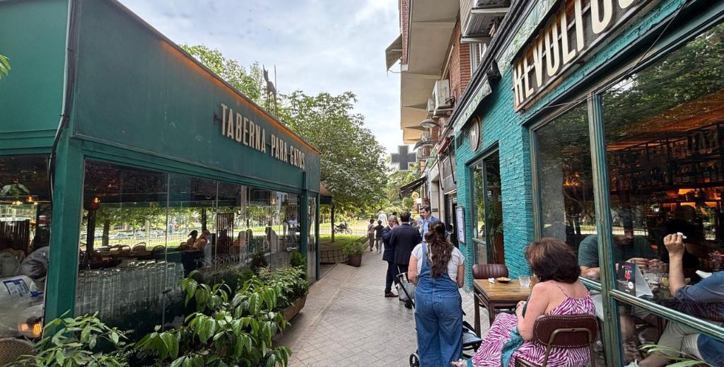 Entrada al interior y a la terraza acristalada del restaurante La Revoltosa del Parque de Berlín, en Madrid - Mamá Tiene un Plan.
