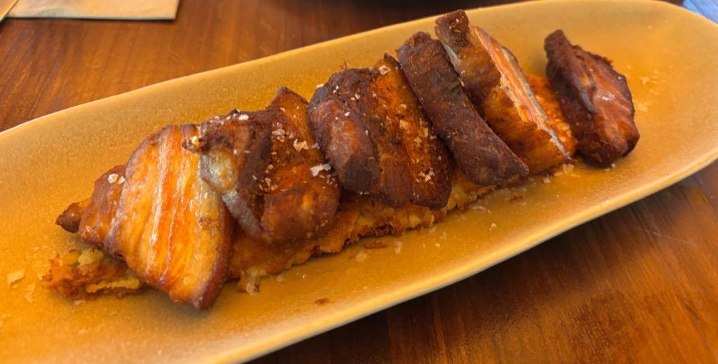 Torrezno del restaurante La Revoltosa del Parque de Berlín, en Madrid - Mamá Tiene un Plan.