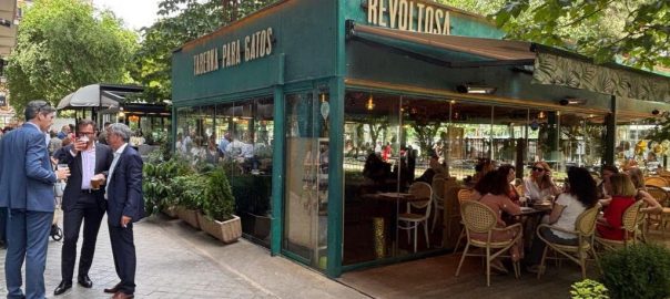 Terraza acristalada del restaurante La Revoltosa de Parque Berlín en Madrid - Mamá Tiene un Plan.