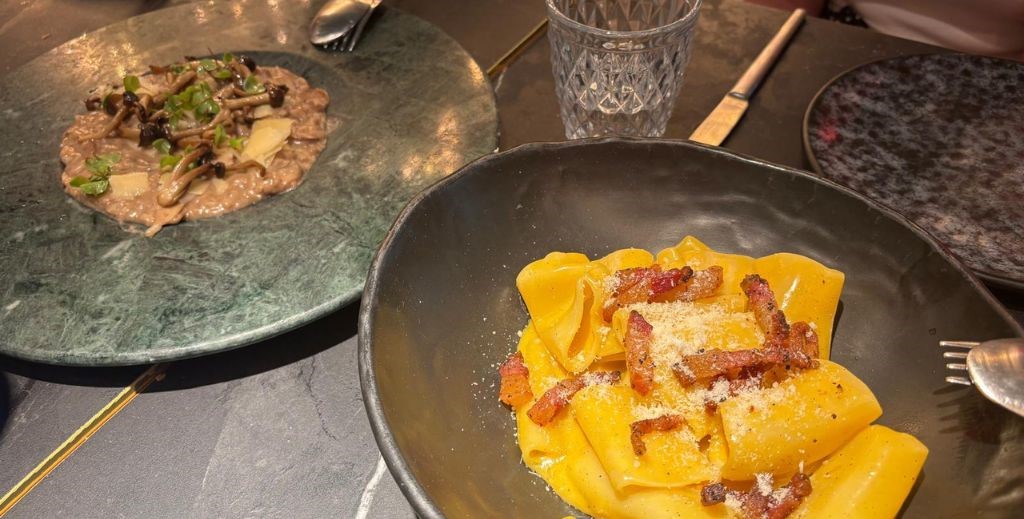 Paccheri a la cabonara y risotto de trufa en restaurante Arrogante Madrid - Mamá Tiene un Plan.