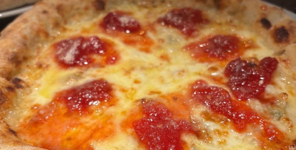 Pizza Formaggio di Lusso en restaurante Arrogante Madrid - Mamá Tiene un Plan.