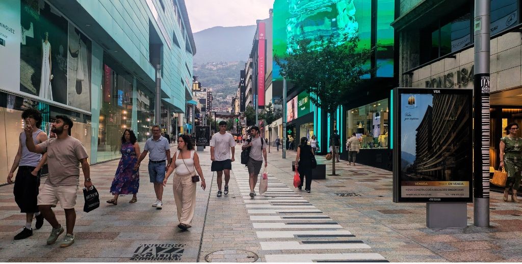 Avenida Meritxell en Andorra, la zona comercial -Mamá Tiene un Plan.