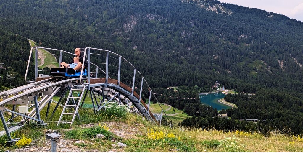 Tobogán alpino Màgic Gliss en Mont Magic Family Park, Andorra - Mamá Tiene un Plan.